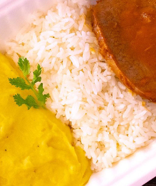 Asado con arroz y puré de papa amarilla