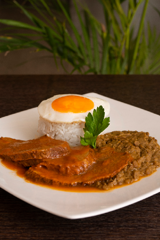 Asado de Res con Lenteja, Arroz y Huevo
